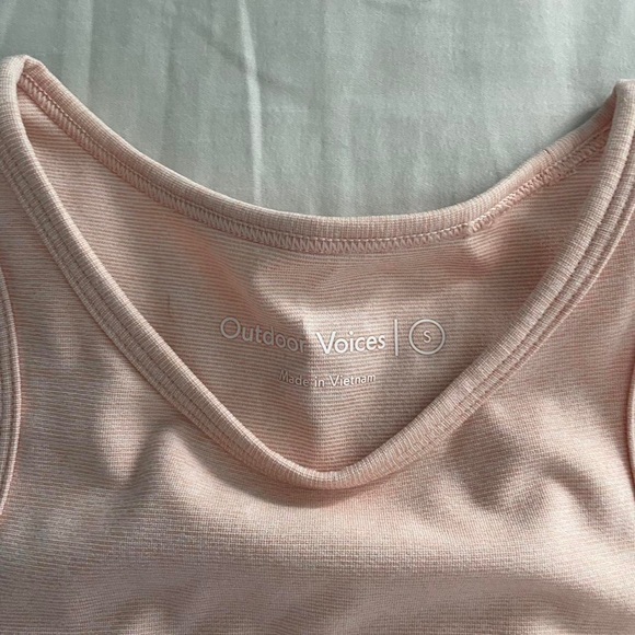 outdoor voices athena crop top in the color rose quartz - Picture 2 of 3